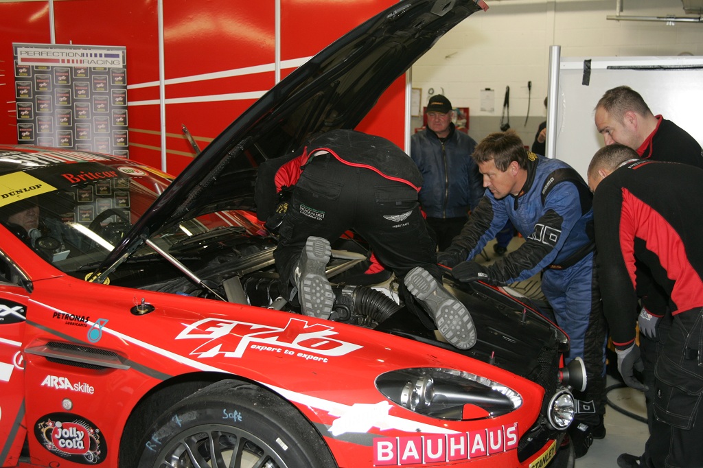 Så er man i gang med at finde fejlen på teamets Aston Martin
(Foto: Henning Smed / <A HREF=http://www.danskerbiler.dk/danskerchassiser/index.php TARGET=blank >DanskerBiler.dk</A>)